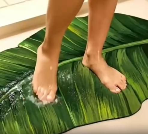 Banana leaf bathroom mat with anti-slip backing, measuring 45x90 cm, by 1h8x0d-zb, showcasing a vibrant green design.