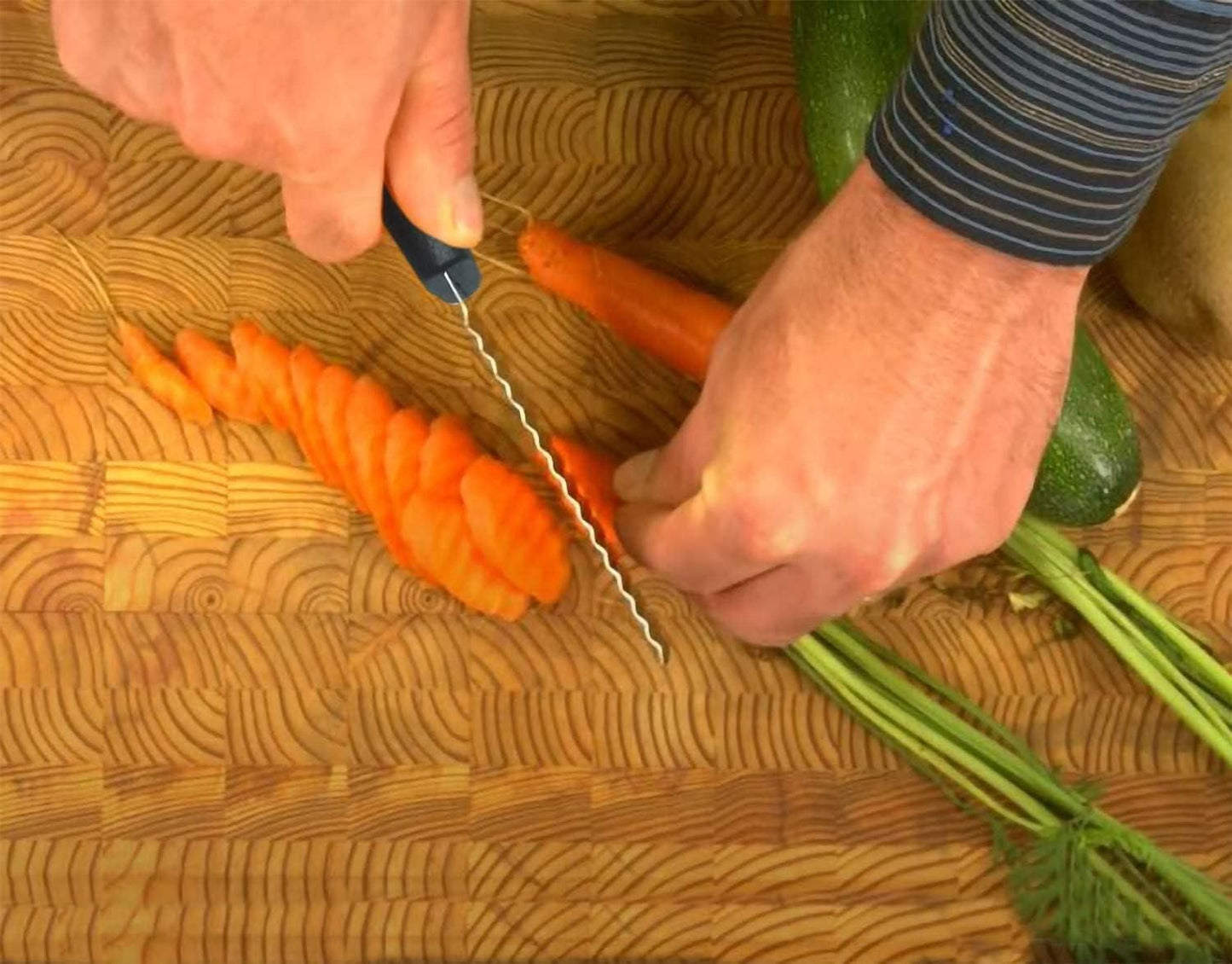 French stainless steel potato wave ripple knife by 1h8x0d-zb with a wavy blade and ergonomic handle.