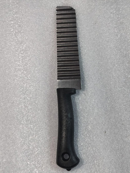 French stainless steel potato wave ripple knife by 1h8x0d-zb with a curved blade and textured handle for easy slicing.