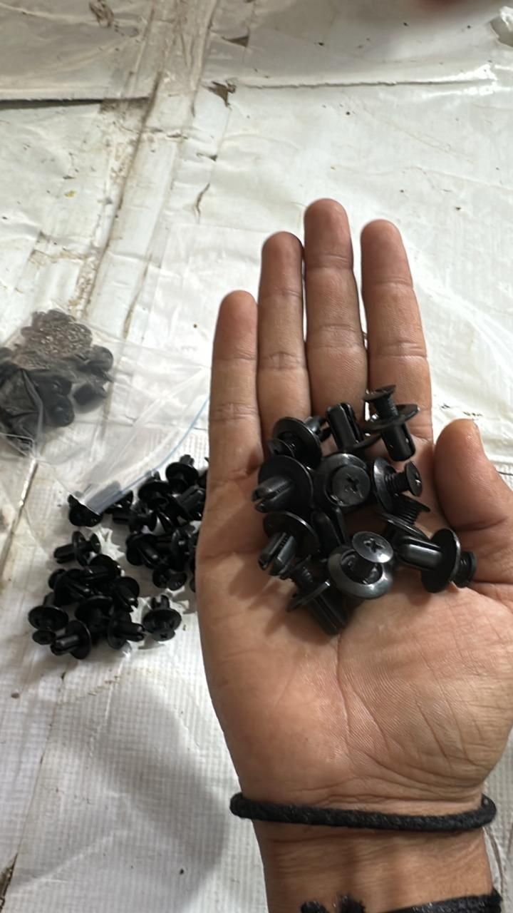 100 universal screw clamps in a pack by 1h8x0d-zb, showcasing various sizes and sturdy metal construction.