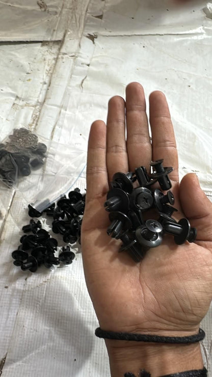 100 universal screw clamps in a pack by 1h8x0d-zb, showcasing various sizes and sturdy metal construction.