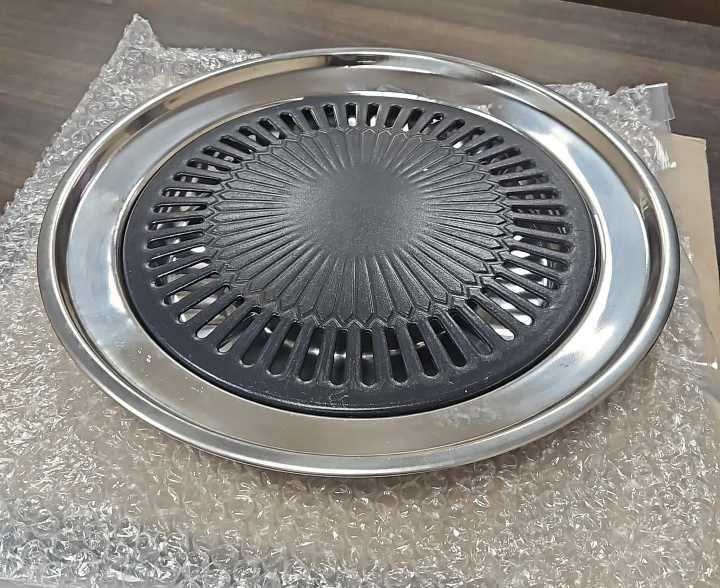 Indoor gas smokeless barbeque grill by 1h8x0d-zb with grilling surface and smoke-free design for indoor cooking.